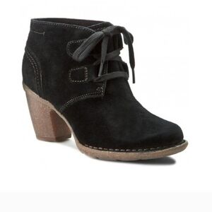 NWOT Clarks Artisan Carleta Lyon Black Suede Booties Women's Size 8